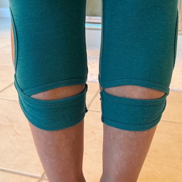 Xersion Teal Capri Yoga Pants | Quick-Dri High | High Waist | Cutout’s - Picture 9 of 9
